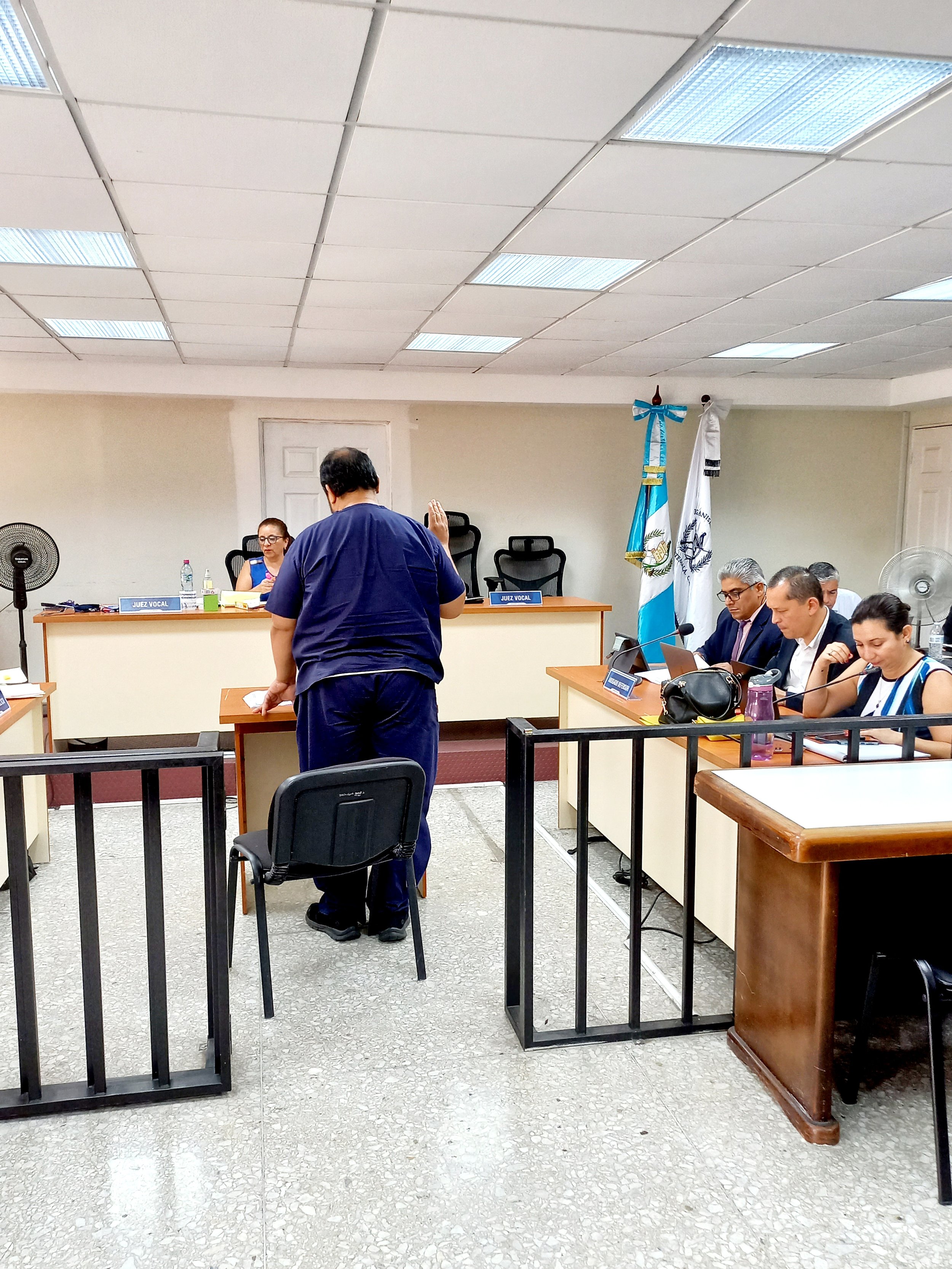  Foto: Perito Erick Ramos es juramentado previo a rendir su informe.  